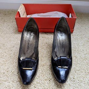 CHARLES JOURDAN Size 7.5 Black Pump